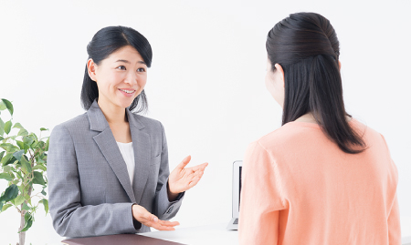 良縁の結婚相談システムを説明するスタッフと相談者