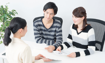 結婚を前提の交際を始める会員様にアドバイスをするスタッフイメージ