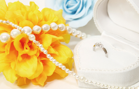 結婚が決まった証の婚約指輪のイメージ