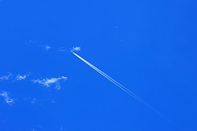 飛行機雲のイメージ