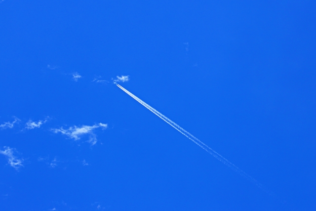 飛行機雲のイメージ画像